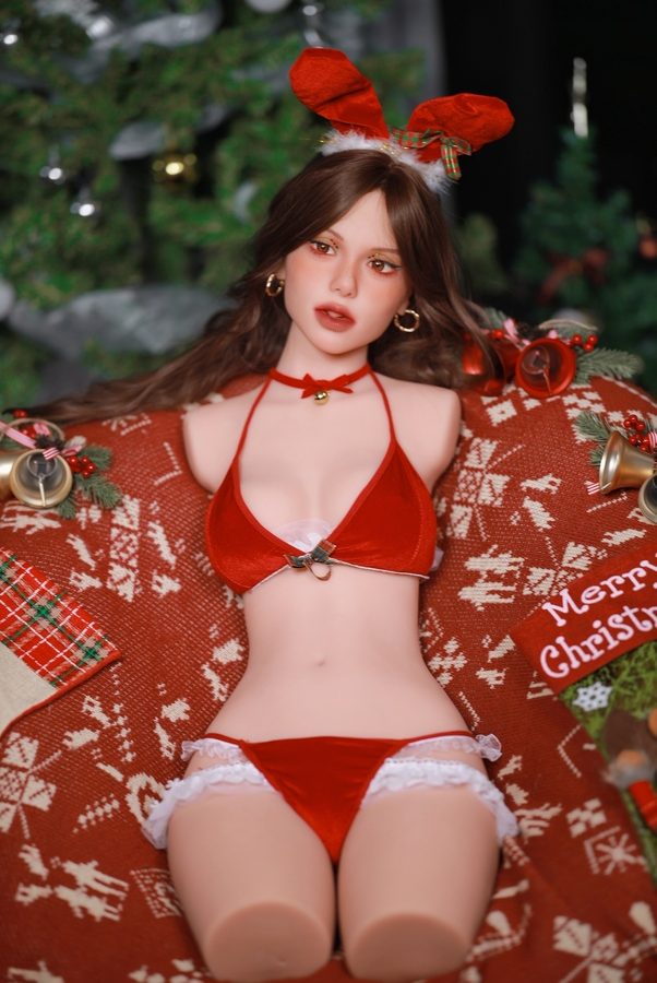 El torso curvilíneo de la muñeca irradia un encanto genuino