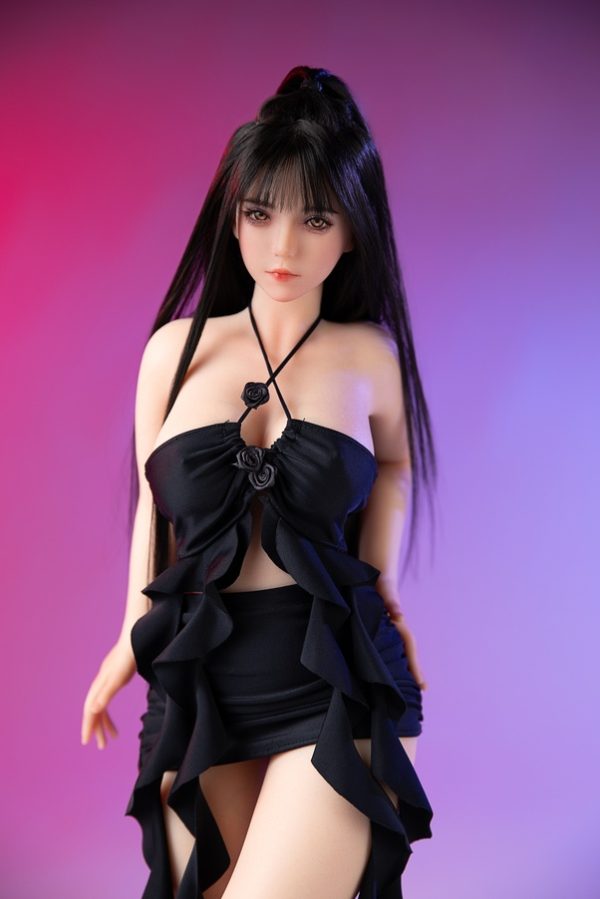 Una Muñeca Sexual Realista Con Cabello Largo Y Liso Negro Y Un Busto De Copa C - Imagen 5