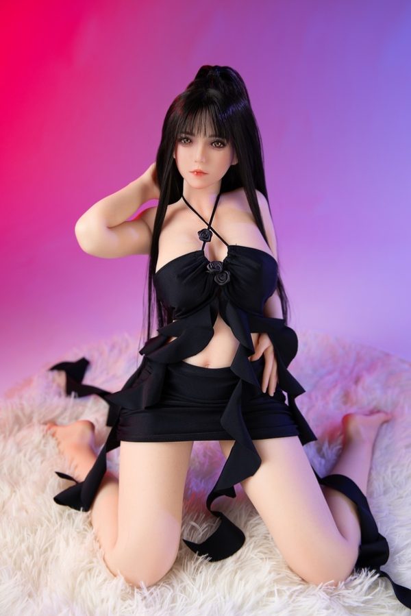 Una Muñeca Sexual Realista Con Cabello Largo Y Liso Negro Y Un Busto De Copa C - Imagen 4
